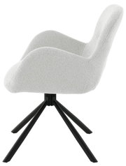 Zijaanzicht van een moderne fauteuil met een lichtgrijze stoffen bekleding en zwarte metalen poten.