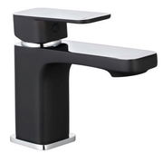 Moderne schwarze Waschtischarmatur in seitlicher Perspektive