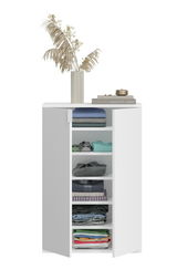 Weiße Garderobenkombination mit offenen Türen, gefüllt mit gefalteter Kleidung, dekoriert mit einer Vase und Büchern auf der Oberseite, Frontalansicht.