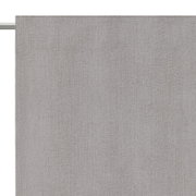 Grauer Fertigvorhang aus Stoff, Nahaufnahme von der Seite