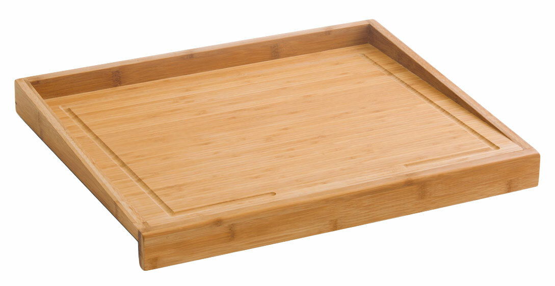 Holz-Tranchierbrett mit erhöhtem Rand, perspektivisch von schräg oben fotografiert