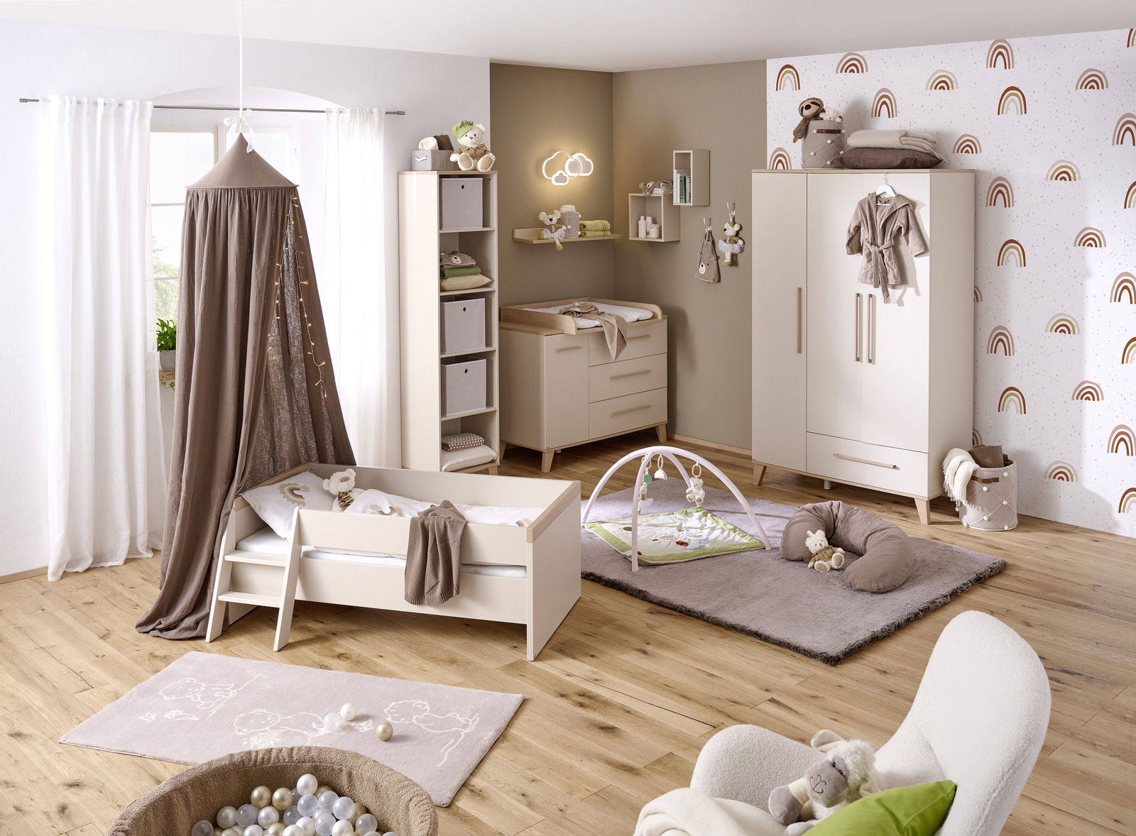 Gemütliches Babyzimmer mit einem weißen Babybett, umgeben von sanften Erdtönen und einem Baldachin. Perspektive: Frontalansicht des Zimmers.