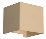 Beige, kubische Wandleuchte mit mattem Finish, schräg von vorne/seitlich in leichter Untersicht fotografiert, mit Lichtaustritt nach unten vor weißem Hintergrund.