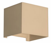 Beige, kubische Wandleuchte mit mattem Finish, schräg von vorne/seitlich in leichter Untersicht fotografiert, mit Lichtaustritt nach unten vor weißem Hintergrund.