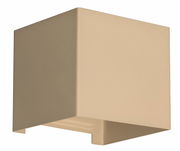 Beige, kubische Wandleuchte mit mattem Finish, schräg von vorne/seitlich in leichter Untersicht fotografiert, mit Lichtaustritt nach unten vor weißem Hintergrund.