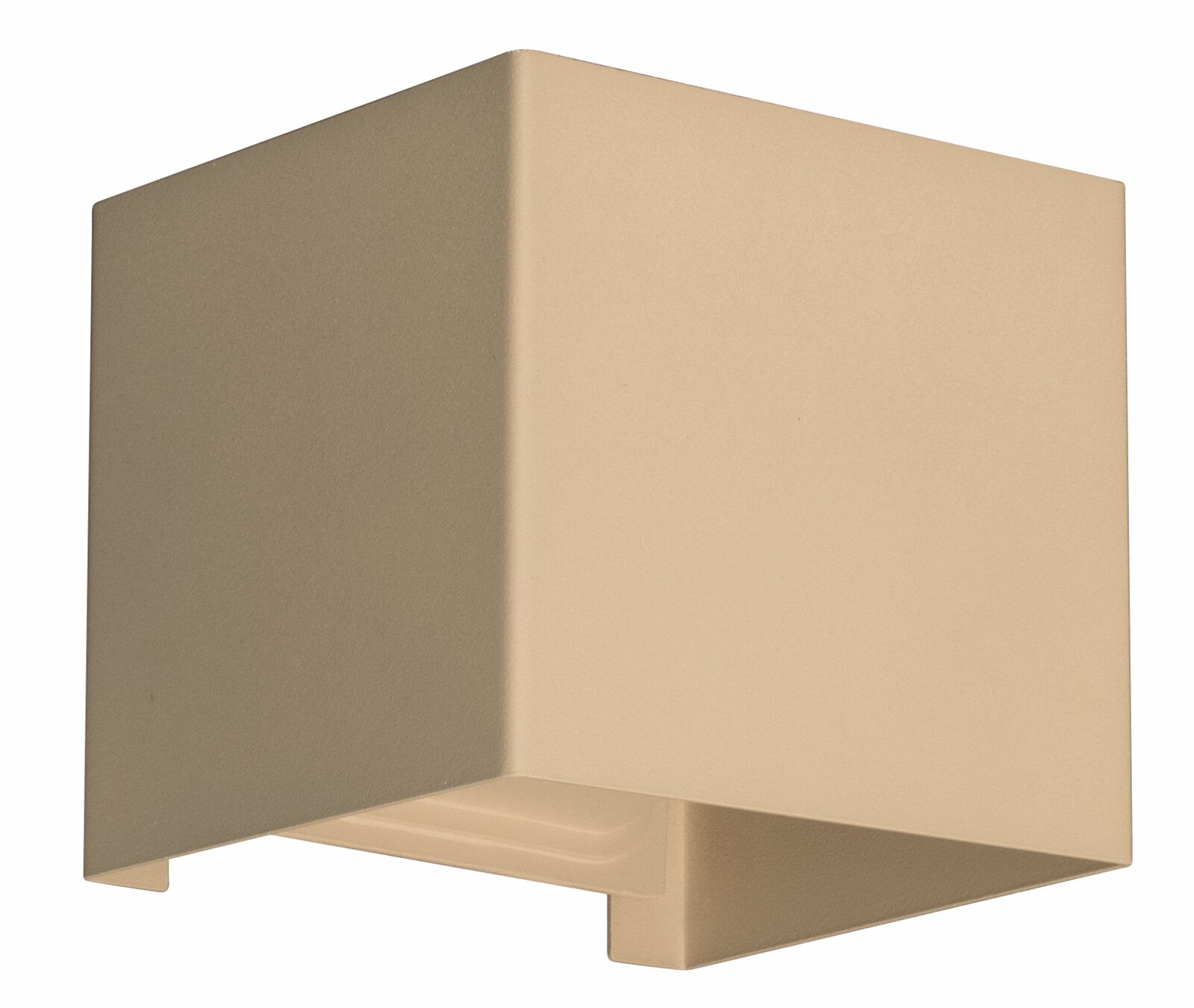 Beige, kubische Wandleuchte mit mattem Finish, schräg von vorne/seitlich in leichter Untersicht fotografiert, mit Lichtaustritt nach unten vor weißem Hintergrund.