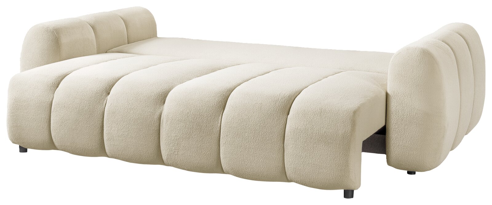 Beiges, gepolstertes Bouclé-Schlafsofa mit abgerundeten Armlehnen und gerippter Polsterung, freigestellt auf weißem Hintergrund, in Frontansicht leicht schräg von links.