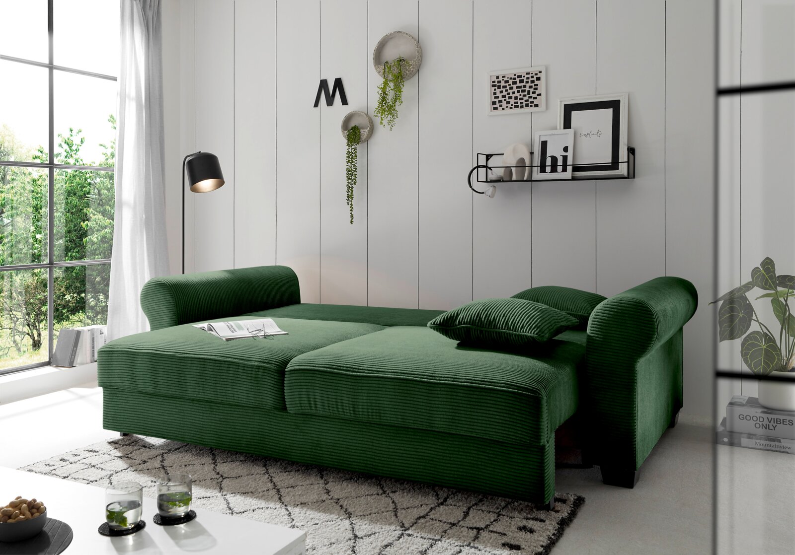 Groene functionele bank in een moderne woonkamer, zijaanzicht