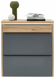 Moderner Hängeschuhschrank mit LED-Beleuchtung, Holz- und Grautöne, dekoriert mit Büchern und Vasen, Frontalansicht.