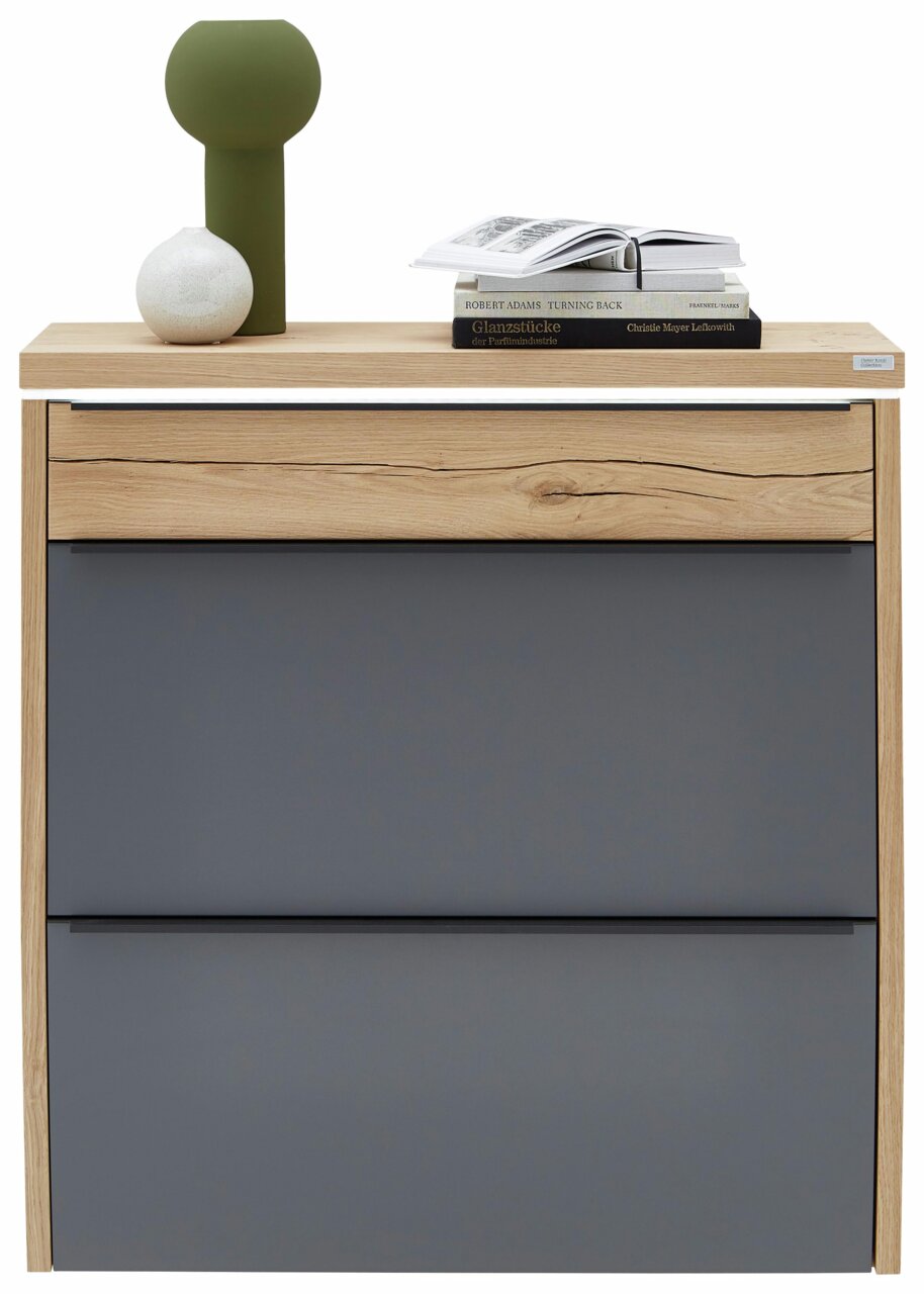 Moderne hangende schoenenkast met ledverlichting, in hout- en grijstinten, versierd met boeken en vazen, vooraanzicht.