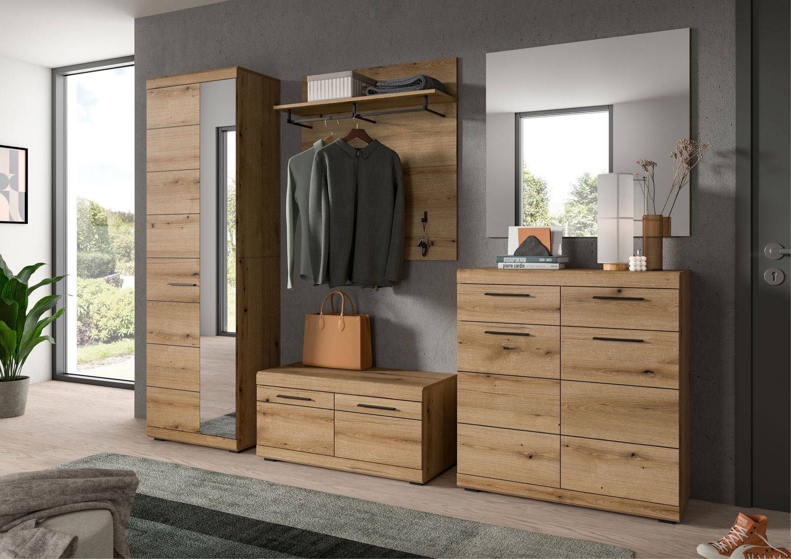 Garderobenschrank aus Holz in einem modernen Flur, frontal fotografiert, mit Spiegel, Kleiderhaken und Stauraum.