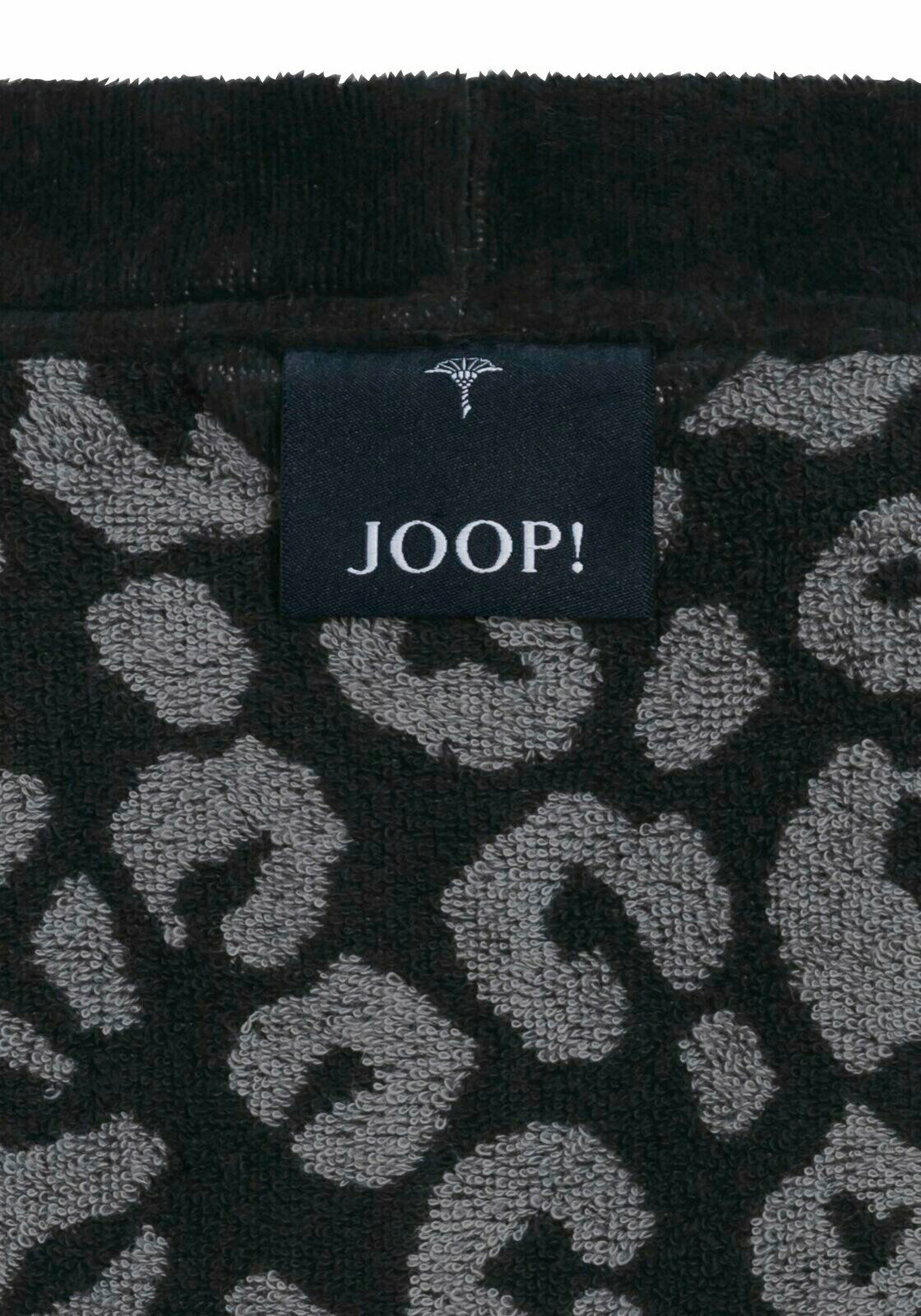 Nahaufnahme eines Bademantels mit Leopardenmuster und einem Joop-Label.