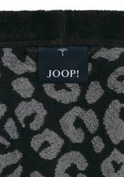 Nahaufnahme eines Bademantels mit Leopardenmuster und einem Joop-Label.