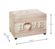Holztruhe im Shabby-Chic-Look mit „HOME“-Schriftzug und Herzmotiv, auf kleinen Füßen, Maße ca. 58 x 39 x 42 cm, fotografiert in schräger Vorderansicht von rechts oben.