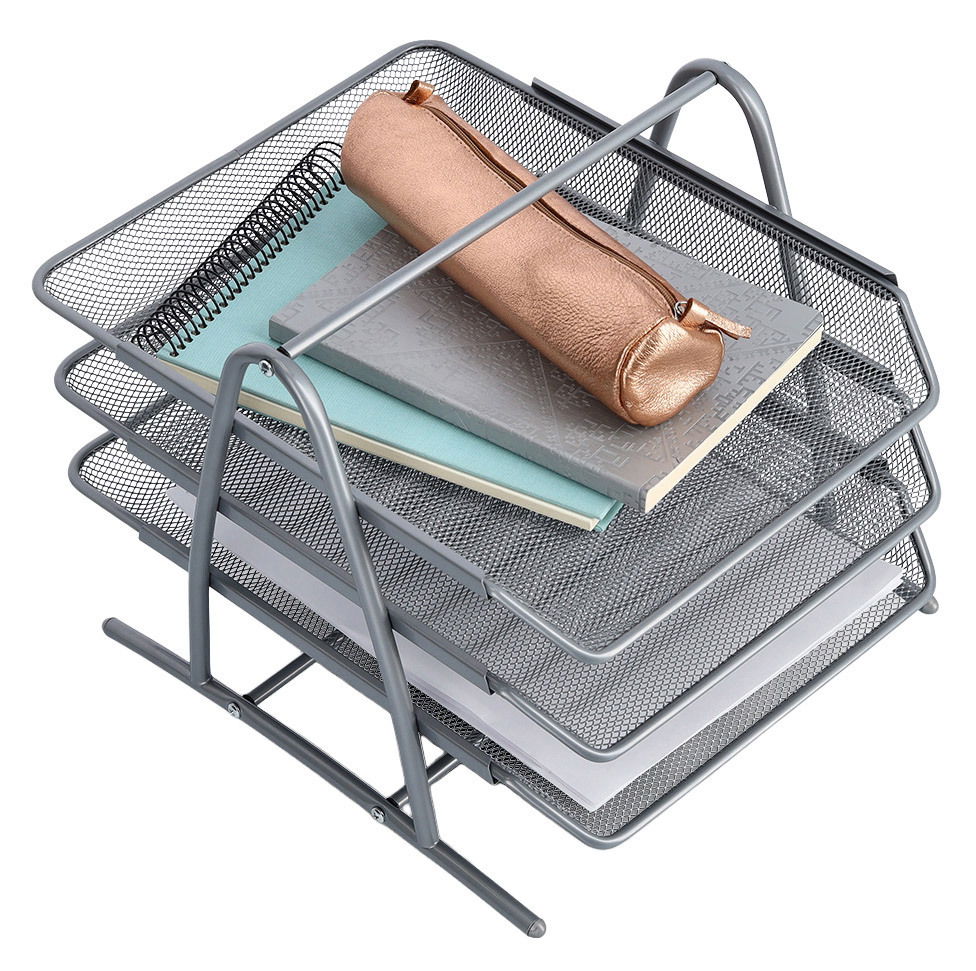 Dokumentenablage aus Metall mit drei Ebenen, gefüllt mit Notizbüchern und einem Federmäppchen, aus der Vogelperspektive.