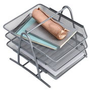 Dokumentenablage aus Metall mit drei Ebenen, gefüllt mit Notizbüchern und einem Federmäppchen, aus der Vogelperspektive.