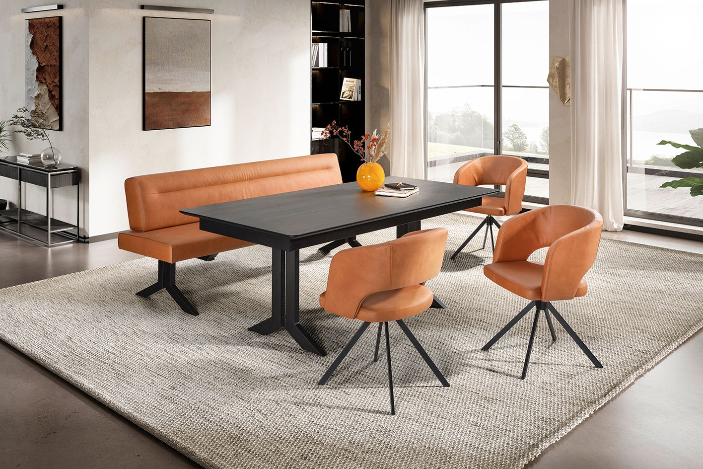 Moderne Esszimmergarnitur mit schwarzem Tisch und cognacfarbenen Stühlen und Sitzbank, seitliche Perspektive