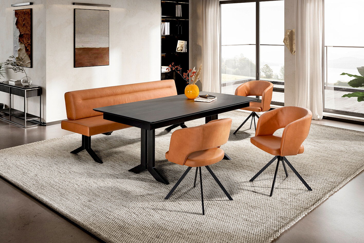 Moderano Esstisch 160x100cm LAURA Moderne Esszimmergarnitur mit schwarzem Tisch und cognacfarbenen Stühlen und Sitzbank, seitliche Perspektive