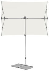 Moderner rechteckiger Sonnenschirm in Frontalansicht mit stabilem Standfuß und hellem Stoffbezug.