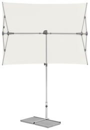 Moderner rechteckiger Sonnenschirm in Frontalansicht mit stabilem Standfuß und hellem Stoffbezug.