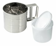 Mehlsieb aus Edelstahl mit Griff und transparenter Kunststoffbox mit Deckel, seitliche Perspektive