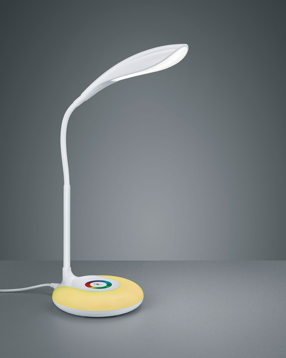 Moderne Tischleuchte Krait in Weiß mit geschwungenem Design und gelbem Sockel, seitliche Perspektive