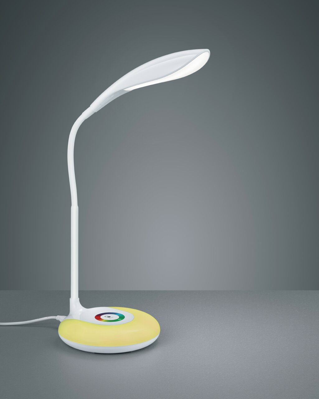 Moderne Tischleuchte Krait in Weiß mit geschwungenem Design und gelbem Sockel, seitliche Perspektive