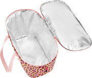 Geöffnete, isolierte Kühltasche mit silberner Thermo-Innenauskleidung, rosa Tragegurt und rosa Leopardenmuster außen, Draufsicht schräg von oben