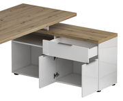 Eckschreibtisch mit Holzoberfläche und weißen Schubladen und Türen, Perspektive von vorne