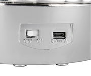 Nahaufnahme der Unterseite einer Tischleuchte mit einem Schalter und einem USB-Anschluss.