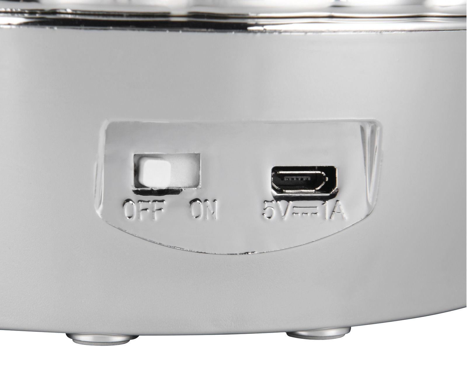 Nahaufnahme der Unterseite einer Tischleuchte mit einem Schalter und einem USB-Anschluss.