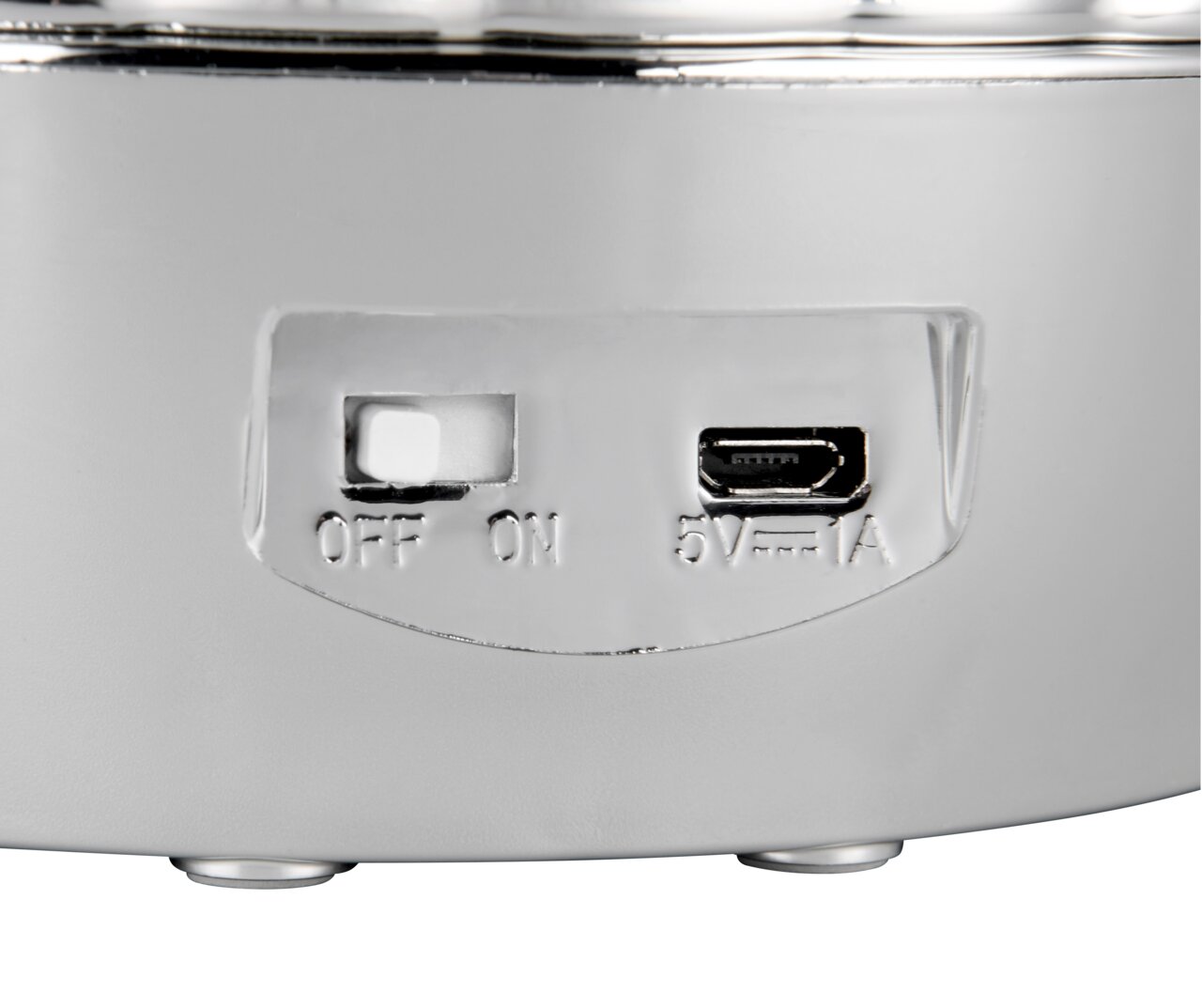 Nahaufnahme der Unterseite einer Tischleuchte mit einem Schalter und einem USB-Anschluss.