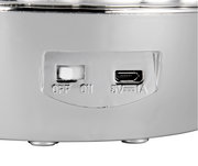 Nahaufnahme der Unterseite einer Tischleuchte mit einem Schalter und einem USB-Anschluss.