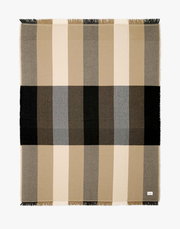 Plaid in Beige- und Brauntönen mit Karomuster, Fransen an den Enden, Draufsicht