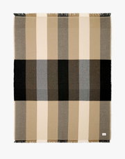 Plaid in Beige- und Brauntönen mit Karomuster, Fransen an den Enden, Draufsicht
