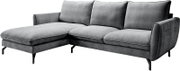 Graues L-förmiges Ecksofa mit linksseitiger Ottomane, drei Rückenkissen, gepolsterten Armlehnen und schwarzen Metallfüßen, freigestellt auf weißem Hintergrund, Ansicht schräg von vorne.
