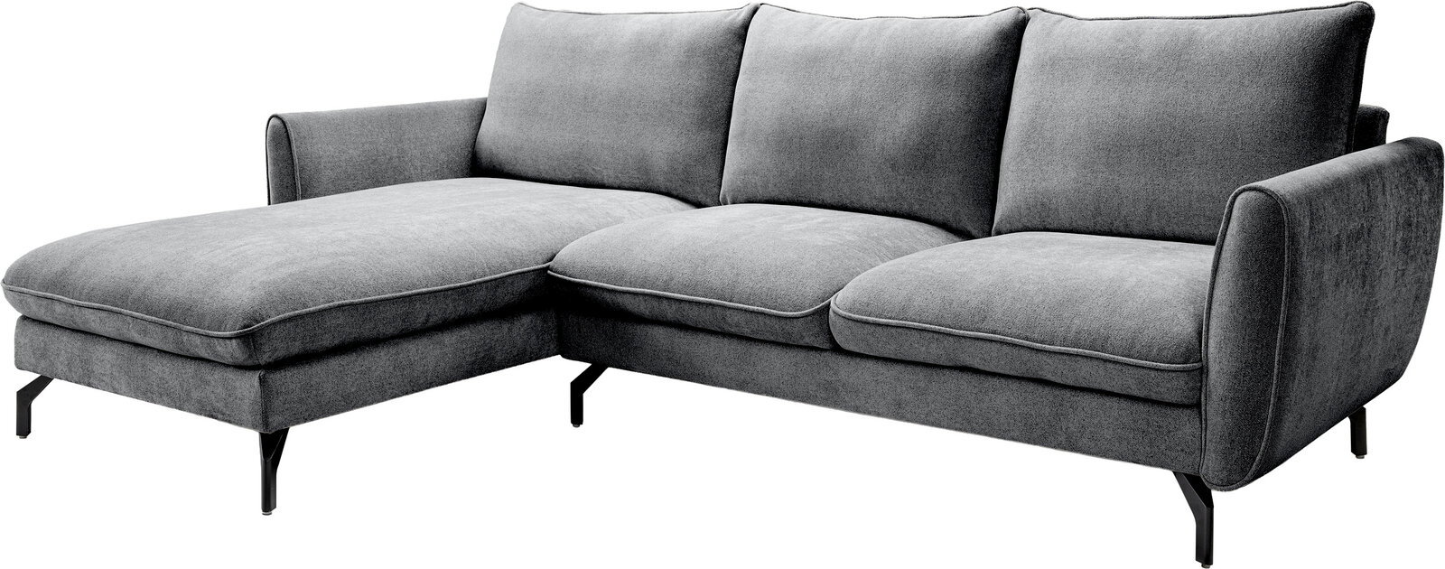 Graues L-förmiges Ecksofa mit linksseitiger Ottomane, drei Rückenkissen, gepolsterten Armlehnen und schwarzen Metallfüßen, freigestellt auf weißem Hintergrund, Ansicht schräg von vorne.