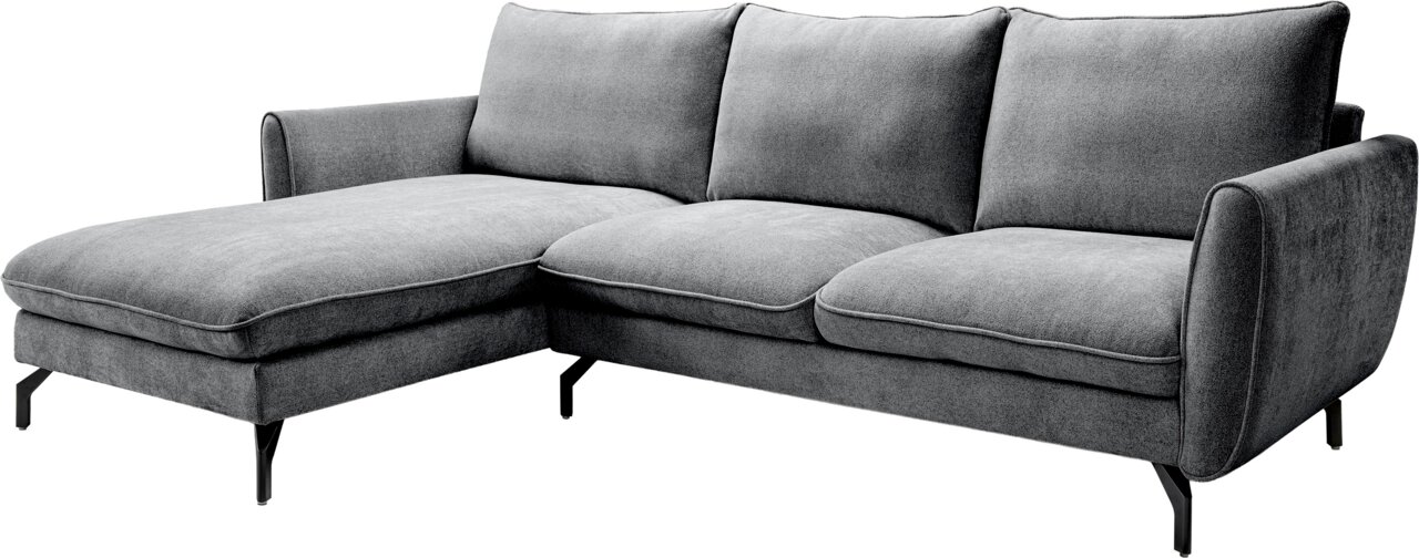 Graues L-förmiges Ecksofa mit linksseitiger Ottomane, drei Rückenkissen, gepolsterten Armlehnen und schwarzen Metallfüßen, freigestellt auf weißem Hintergrund, Ansicht schräg von vorne.