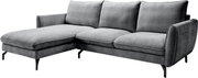 Graues L-förmiges Ecksofa mit linksseitiger Ottomane, drei Rückenkissen, gepolsterten Armlehnen und schwarzen Metallfüßen, freigestellt auf weißem Hintergrund, Ansicht schräg von vorne.