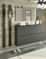 Modernes Garderobenset mit zwei schwarzen Wandpaneelen mit Haken, einem großen Spiegel und einer schwarzen Kommode, seitliche Perspektive.