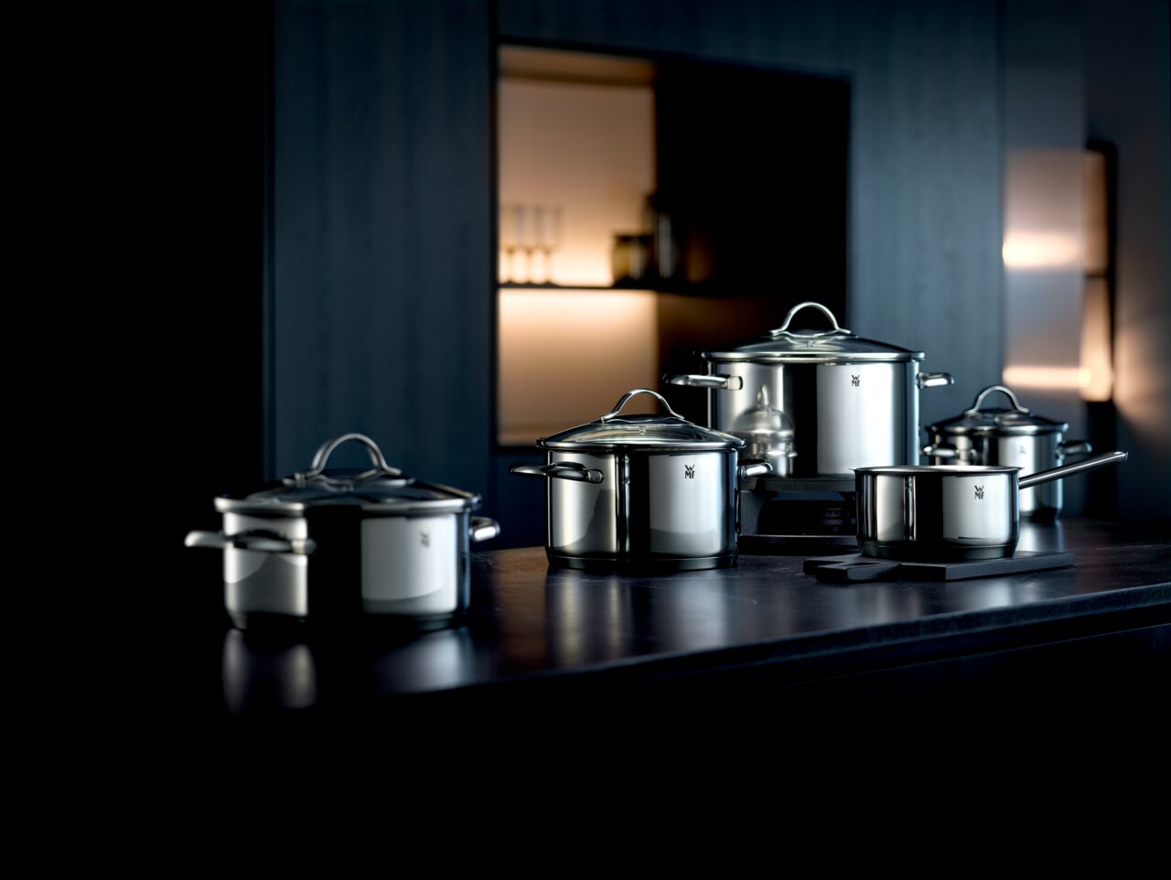 Elegante 5-delige pannenset Provence van roestvrij staal, in een moderne keukenomgeving, zijaanzicht