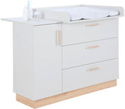 Weiße Wickelkommode mit drei Schubladen und einem Schrank, seitliche Perspektive