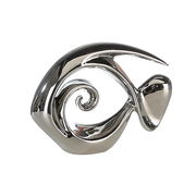 Silberne Fischskulptur in abstrakter Form, seitliche Perspektive