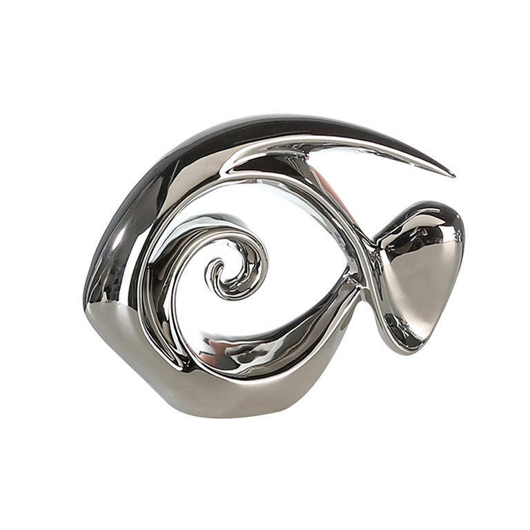 Silberne Fischskulptur in abstrakter Form, seitliche Perspektive