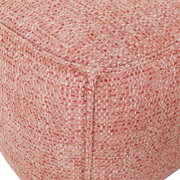 Close-up van een kruk met roze stoffen bekleding, vanuit de hoek gefotografeerd.