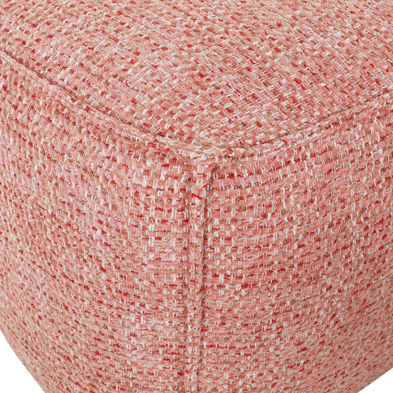 Close-up van een kruk met roze stoffen bekleding, vanuit de hoek gefotografeerd.