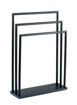 Moderner schwarzer Handtuchständer mit drei parallelen Stangen, seitliche Perspektive