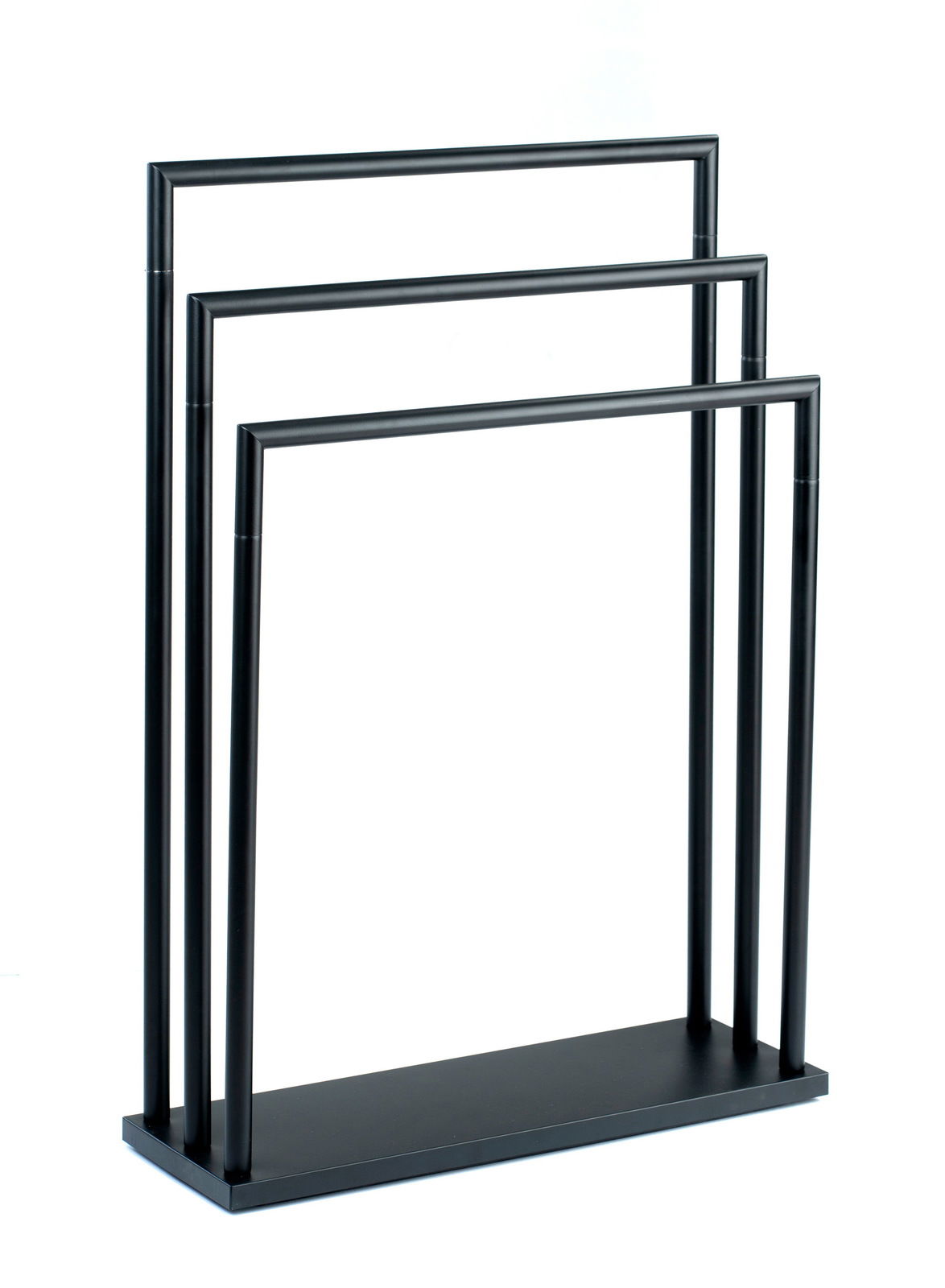 Moderner schwarzer Handtuchständer mit drei parallelen Stangen, seitliche Perspektive