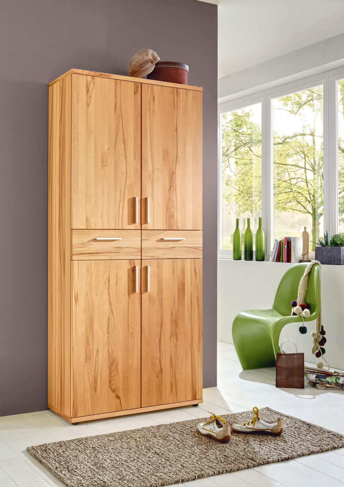 Hochkommode aus Holz in einem modernen Wohnzimmer, seitliche Perspektive