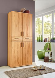 Hochkommode aus Holz in einem modernen Wohnzimmer, seitliche Perspektive